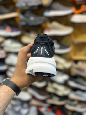 HOKA Ultra Light Weight - Black/White