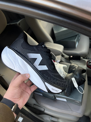 New Balance Fresh Foam - Black/White