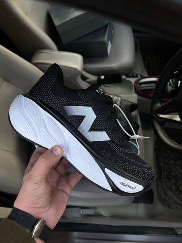 New Balance Fresh Foam - Black/White