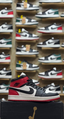 Nk AJ 1 Retro Mids "Black Toe"