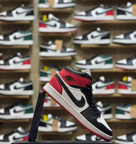 Nk AJ 1 Retro Mids "Black Toe"